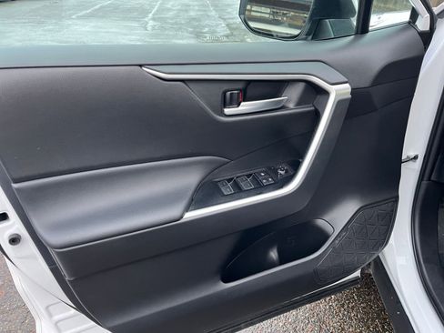 Used 2025 Toyota RAV4 XLE image 20