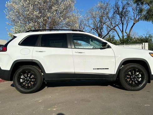 Used 2023 Jeep Cherokee Altitude Lux w/ Lux Elite Package image 3