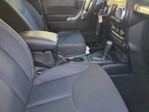 Used 2016 Jeep Wrangler Unlimited Rubicon w/ Connectivity Group AWD/4WD image 18