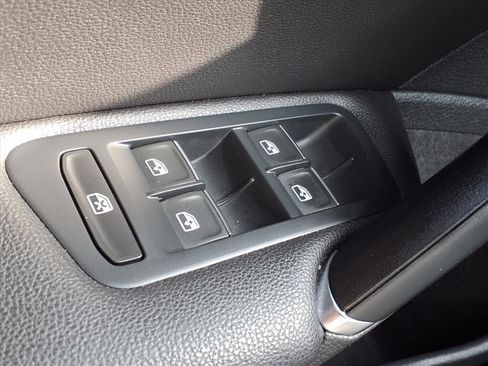 Used 2017 Volkswagen GTI SE image 23