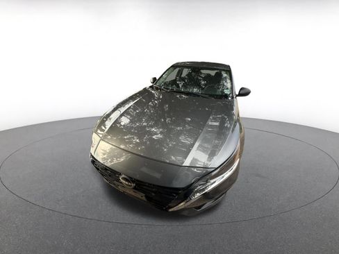 Used 2025 Nissan Altima 2.5 SV FWD image 3