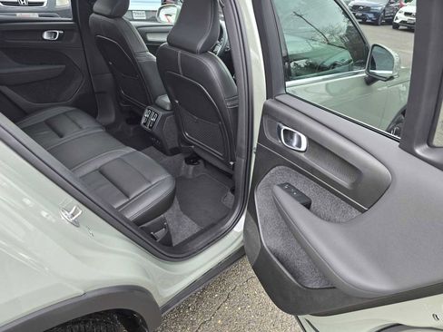 Used 2025 Volvo XC40 B5 Core image 14