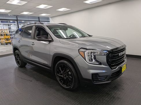 Used 2023 GMC Terrain SLE w/ Driver Convenience Package image 3