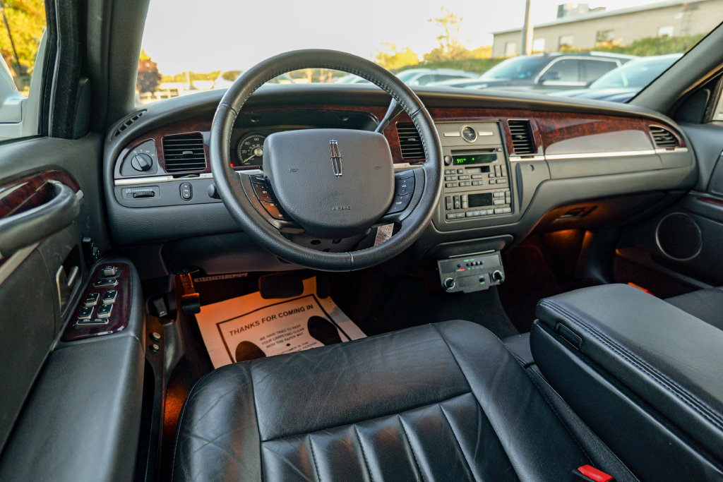 Used 2008 Lincoln Town Car Executive RWD image 45