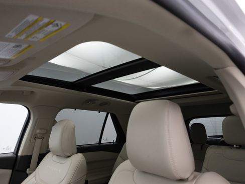 Used 2023 Ford Explorer Platinum w/ Technology Package image 4