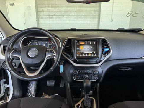 Used 2015 Jeep Cherokee Latitude FWD image 17