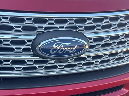 Used 2024 Ford Explorer Limited w/ Equipment Group 301A AWD/4WD image 9