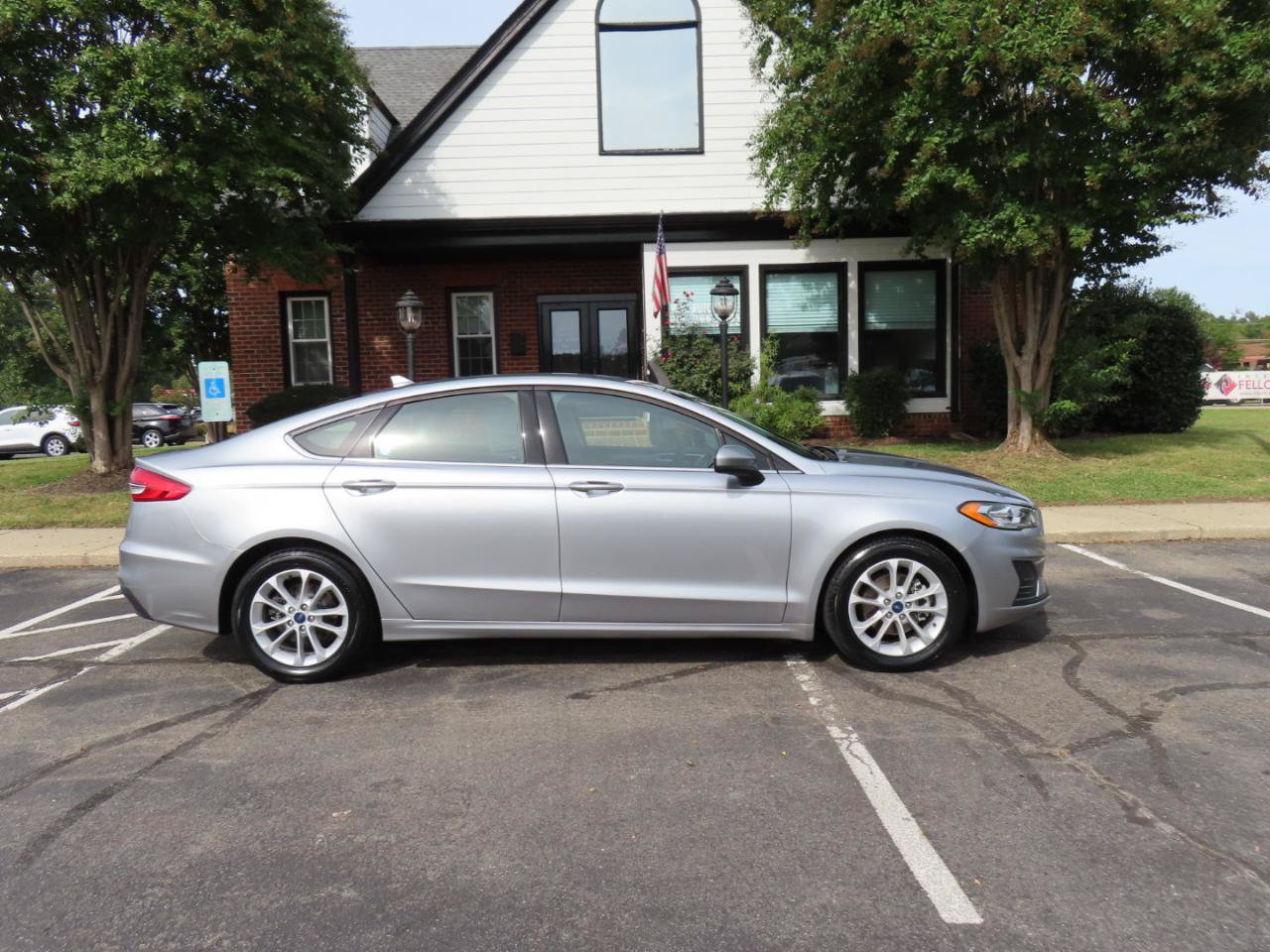 Used 2020 Ford Fusion SE FWD image 9