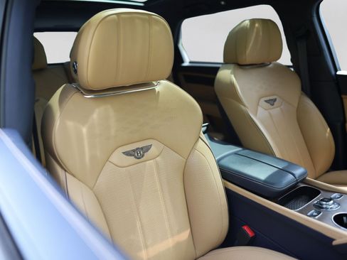 Used 2023 Bentley Bentayga Extended Wheelbase AWD/4WD image 15