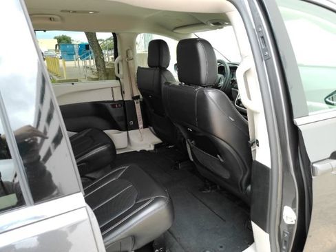 Used 2023 Chrysler Pacifica Touring-L FWD image 27