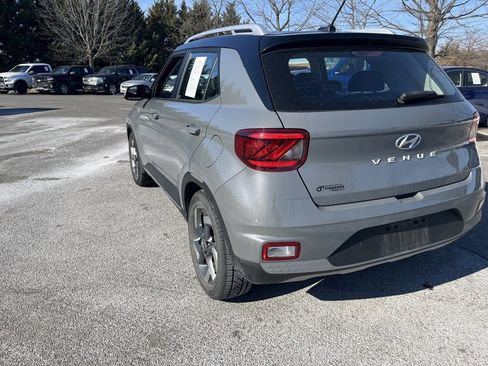 Used 2023 Hyundai Venue Limited image 5