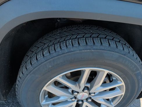 Used 2017 GMC Acadia SLE AWD/4WD image 8