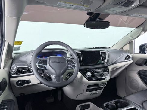 Used 2022 Chrysler Pacifica Touring-L w/ Uconnect Theater Family Group image 18