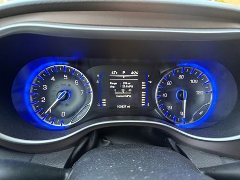 Used 2018 Chrysler Pacifica Touring-L image 9