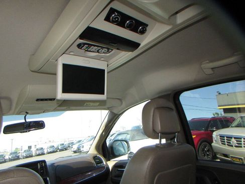 Used 2015 Chrysler Town & Country Touring image 16