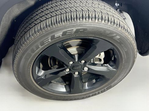 Used 2023 Jeep Grand Cherokee L Laredo image 31