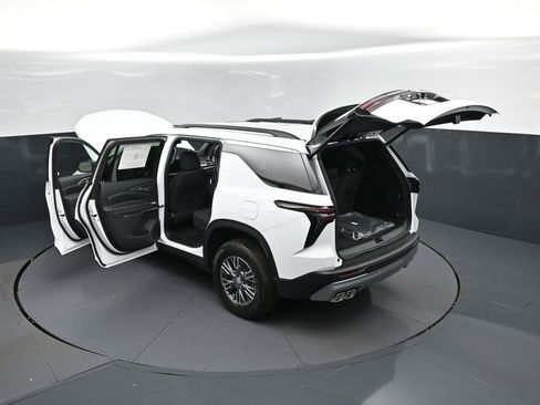 New 2026 Chevrolet Traverse LT image 2