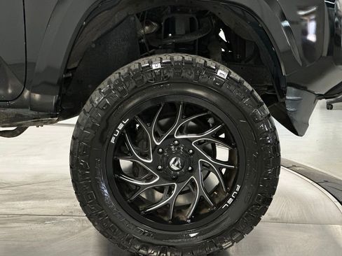 Used 2017 Toyota Tacoma TRD Sport w/ Tow Package (A/T) image 25