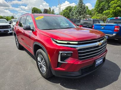 Used 2025 Chevrolet Traverse LT