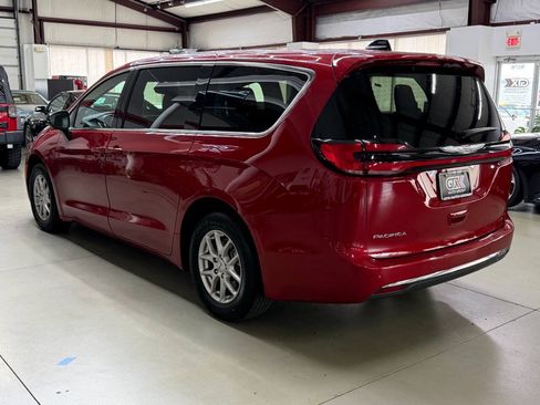 Used 2025 Chrysler Pacifica Select FWD image 4
