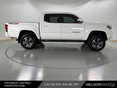 Used 2018 Toyota Tacoma TRD Sport w/ Technology Package AWD/4WD image 5
