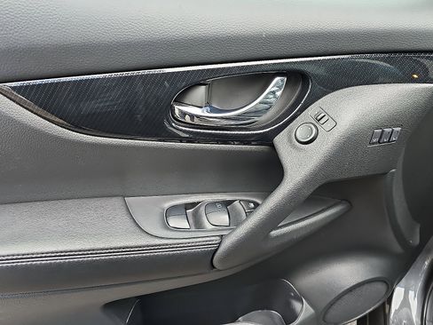 Used 2019 Nissan Rogue SL w/ Premium Package image 12