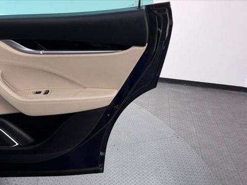 Used 2018 Maserati Levante GranLusso AWD/4WD image 17
