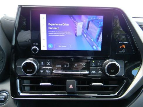 Used 2023 Toyota Highlander LE AWD/4WD image 12