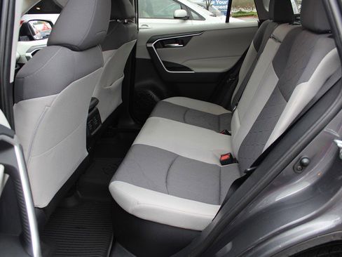 Used 2020 Toyota RAV4 XLE image 19