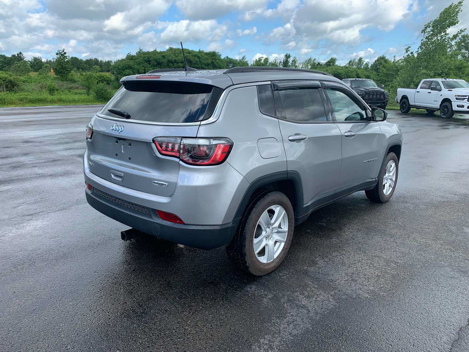 Used 2022 Jeep Compass Latitude w/ Convenience Group AWD/4WD image 3