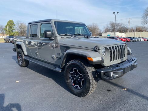 Used 2021 Jeep Gladiator Sport image 3