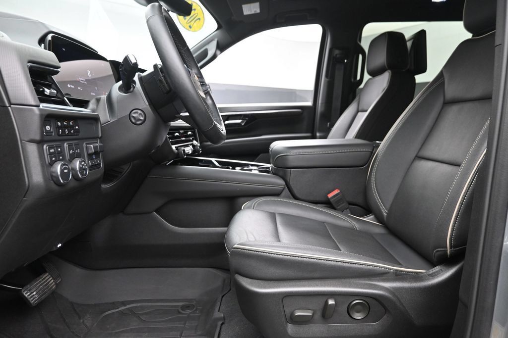 Used 2025 Chevrolet Suburban Premier AWD/4WD image 17