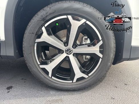 New 2025 Volkswagen Tiguan SE image 9