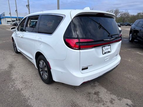 Used 2022 Chrysler Pacifica Limited FWD image 4