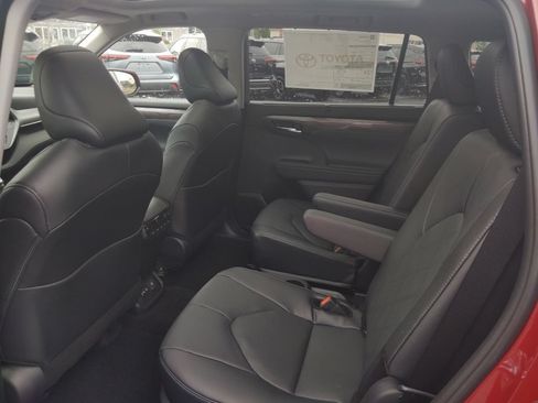 New 2026 Toyota Highlander Platinum AWD/4WD image 9