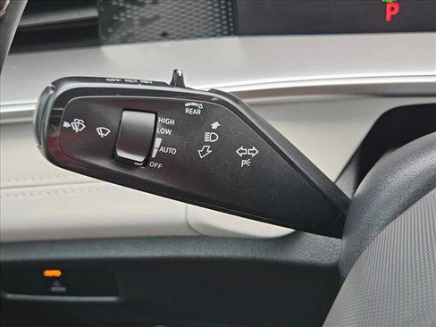 Used 2025 Volkswagen Tiguan SE FWD image 15