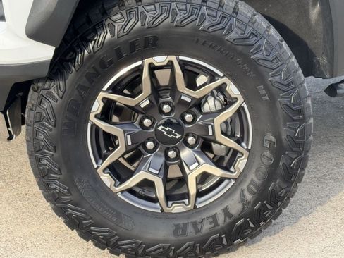 Used 2025 Chevrolet Colorado ZR2 w/ Technology Package AWD/4WD image 28