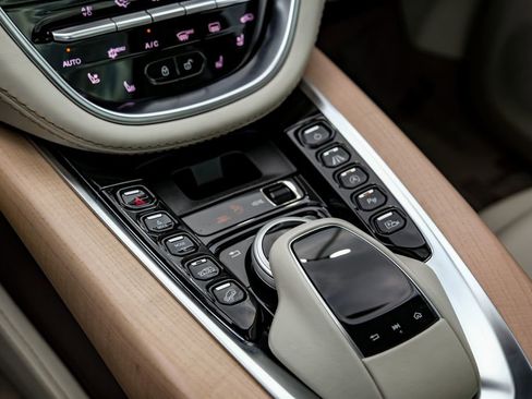 Used 2021 Aston Martin DBX image 26