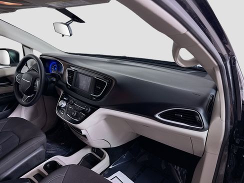 Used 2021 Chrysler Voyager L FWD image 28