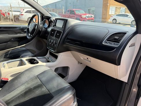 Used 2017 Dodge Grand Caravan SXT w/ Rear Park Assist Package FWD image 25