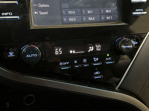 Used 2018 Toyota Camry XLE FWD image 16