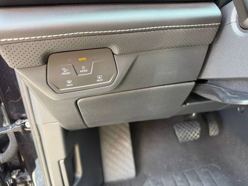 Used 2025 Volkswagen Atlas SE AWD/4WD image 34
