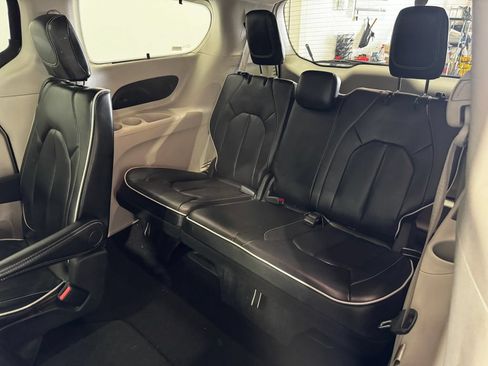 Used 2024 Chrysler Pacifica Limited FWD image 21