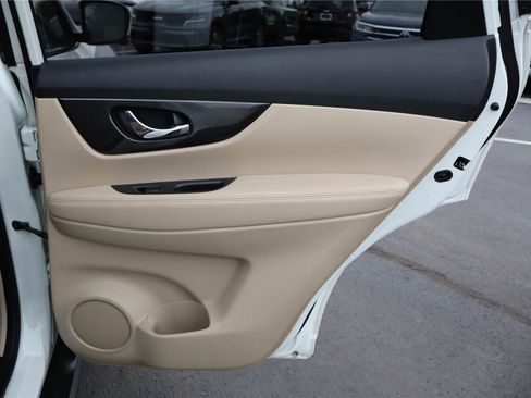 Used 2020 Nissan Rogue SV w/ Premium Package image 30