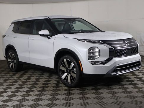 New 2026 Mitsubishi Outlander SE FWD image 2