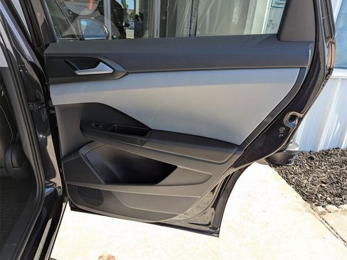 Certified 2022 Volkswagen Taos SE w/ Panoramic Sunroof Package image 33