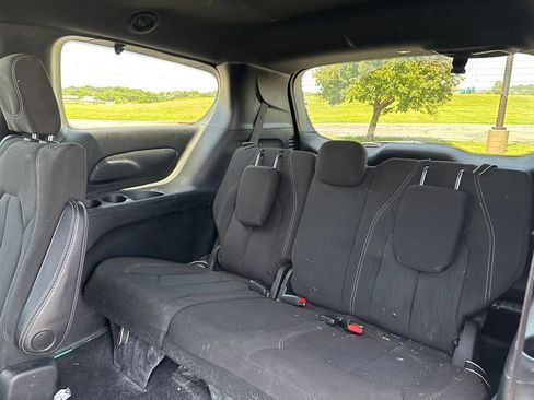 Used 2020 Chrysler Pacifica Touring w/ S Appearance Package FWD image 12