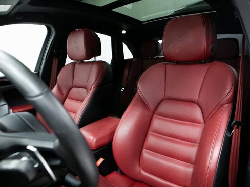 Certified 2025 Porsche Macan image 5