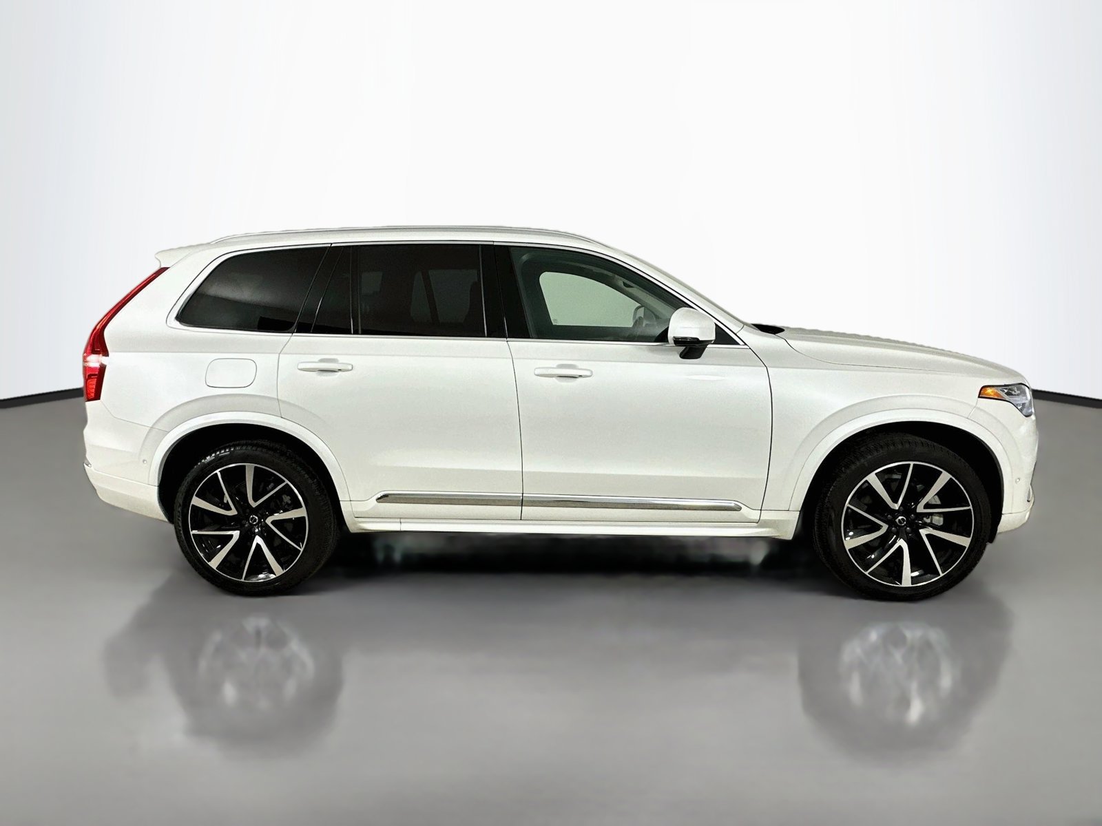 Certified 2024 Volvo XC90 B6 Ultimate w/ Protection Package Premier AWD/4WD image 4