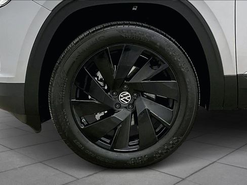 Used 2024 Volkswagen Atlas Cross Sport SE w/ Panoramic Sunroof Package image 11